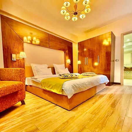 Royal Studio Apartment With A Perfect View - Yamaluxe 布加勒斯特 外观 照片