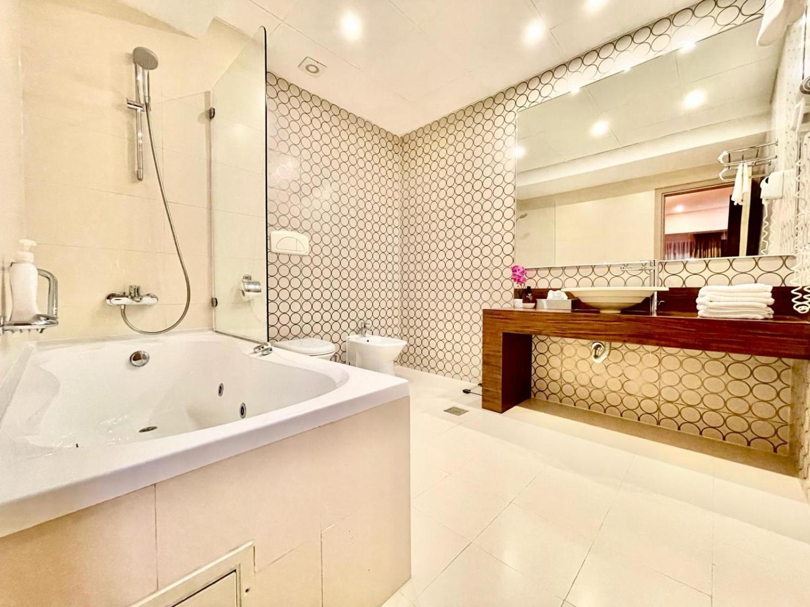 Royal Studio Apartment With A Perfect View - Yamaluxe 布加勒斯特 外观 照片