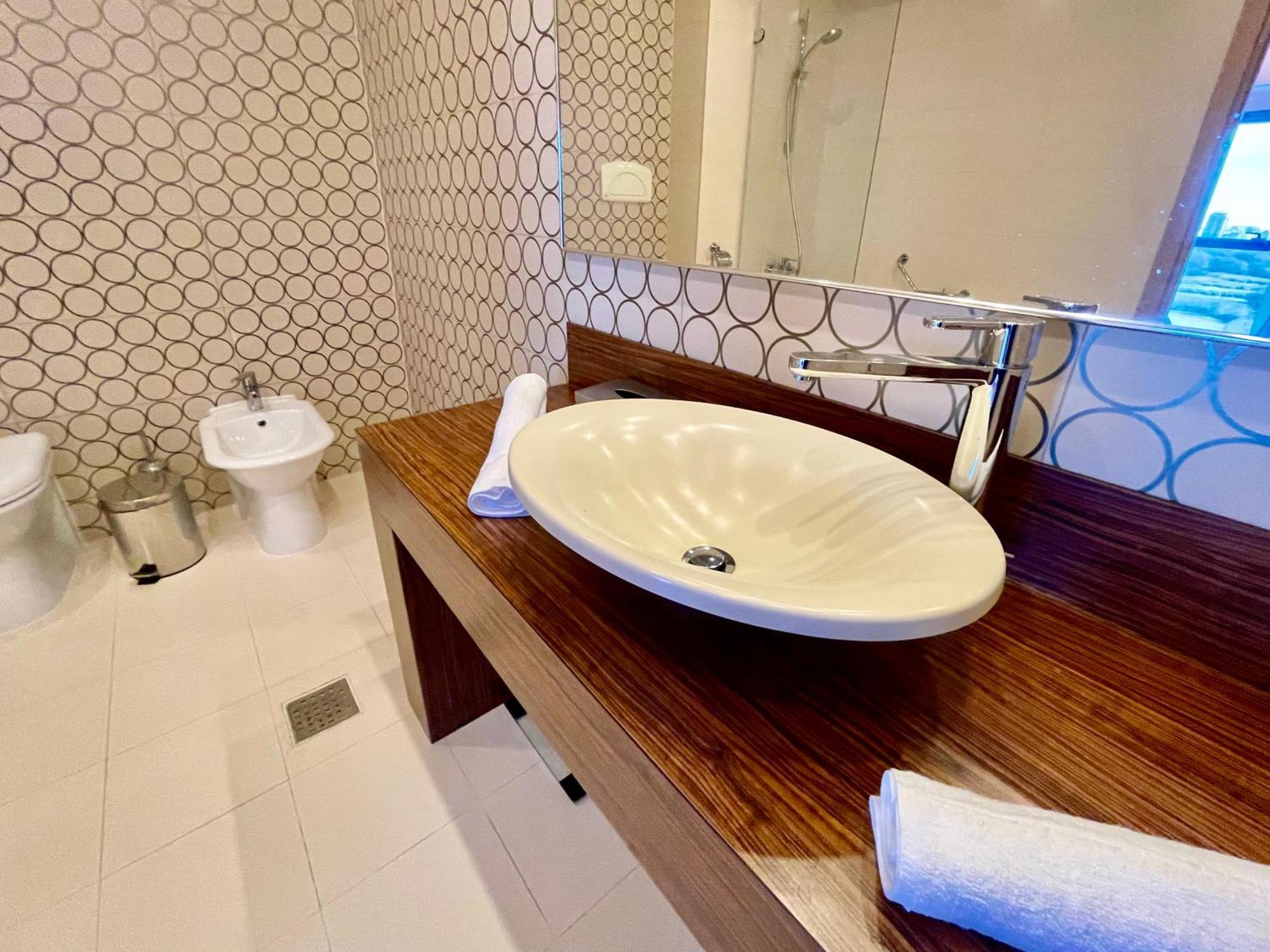 Royal Studio Apartment With A Perfect View - Yamaluxe 布加勒斯特 外观 照片